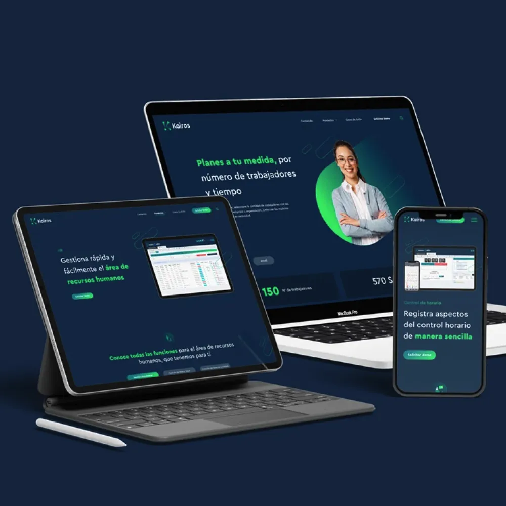Computadora portátil, tableta con teclado y teléfono móvil mostrando pantallas de software para gestión de recursos humanos y control de horarios. Servicio de sitio web, ubicación Madrid, España.