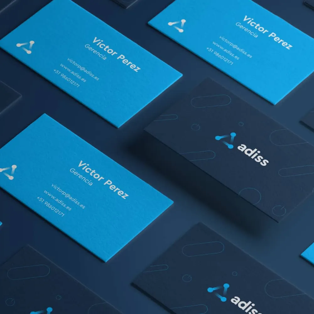 Tarjetas de presentación azules y negras con datos y logo de adiss. Diseño de identidad, ubicación Madrid, España.