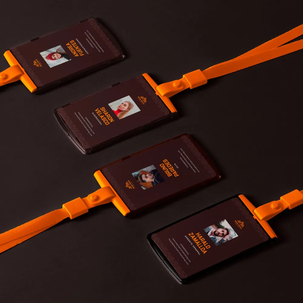Cuatro tarjetas de identificación con cordones naranjas sobre fondo oscuro, cada una con fotografía y nombre del colaborador, manteniendo coherencia con el sistema visual de la marca. Servicio de branding, ubicación Cusco, Perú.