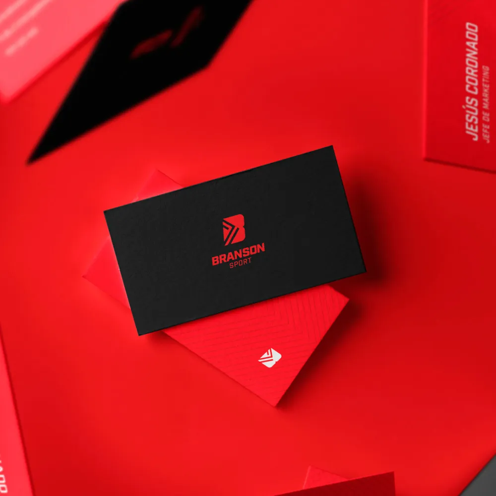 Tarjetas de presentación negras y rojas con el logotipo y texto de Branson Sport sobre fondo rojo, manteniendo coherencia con el sistema visual de la marca. Servicio de branding, ubicación Perú.