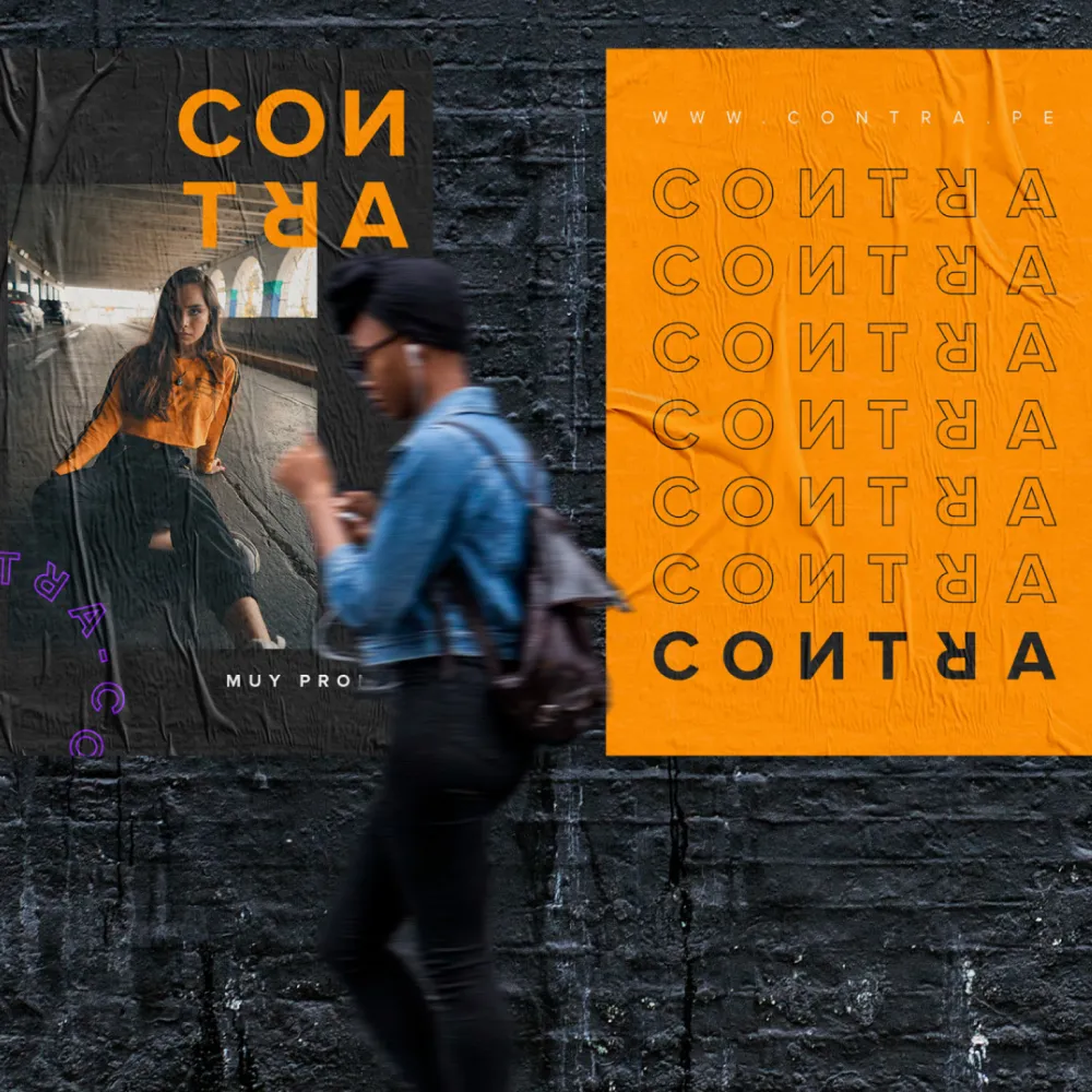 Dos carteles sobre una pared negra con la palabra “CONTRA”; uno presenta a una mujer sentada usando indumentaria naranja y el otro un patrón repetitivo del texto “CONTRA” en negro sobre fondo naranja, manteniendo coherencia con el sistema visual de la marca. Servicio de branding, ubicación Lima, Perú.