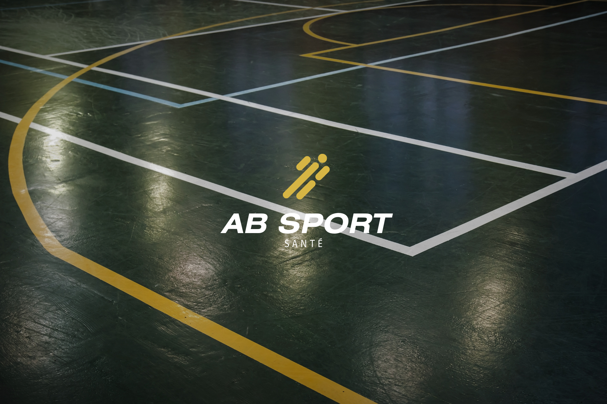 Terrain de sport intérieur avec lignes blanches et jaunes sur le sol brillant.