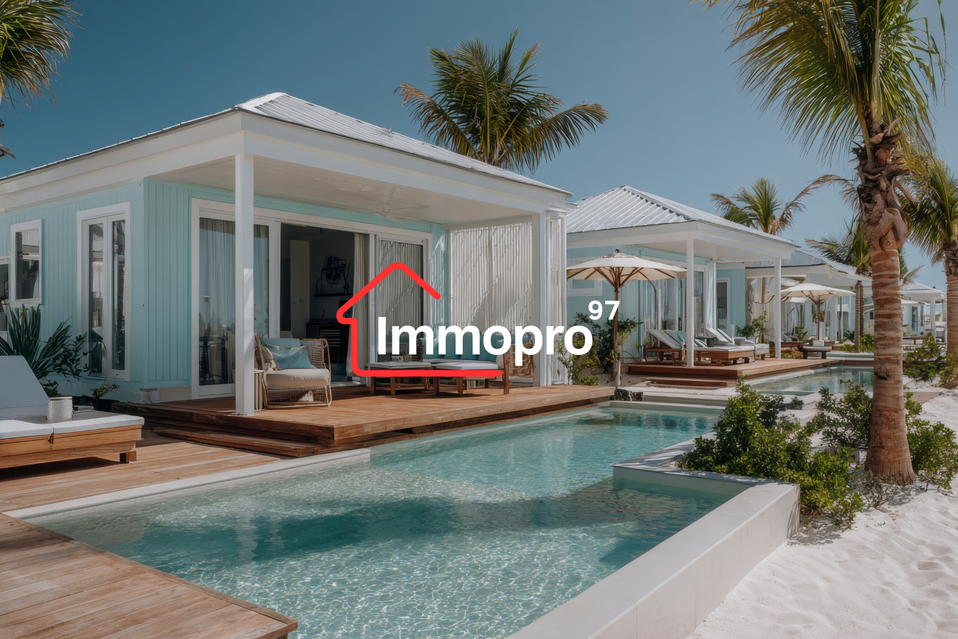 Maisons de plage modernes avec terrasses en bois, piscine étroite, palmiers et ciel bleu clair.