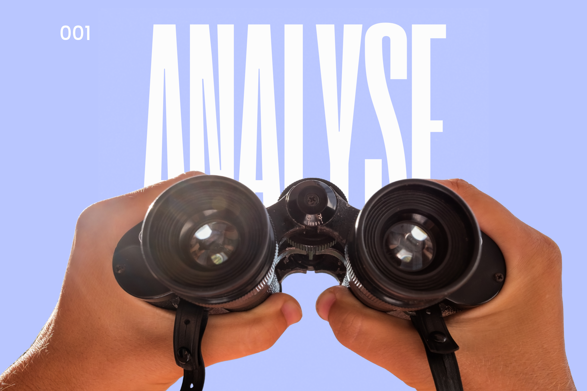 Mains tenant des jumelles devant le mot ANALSE en grand texte blanc sur fond bleu clair.