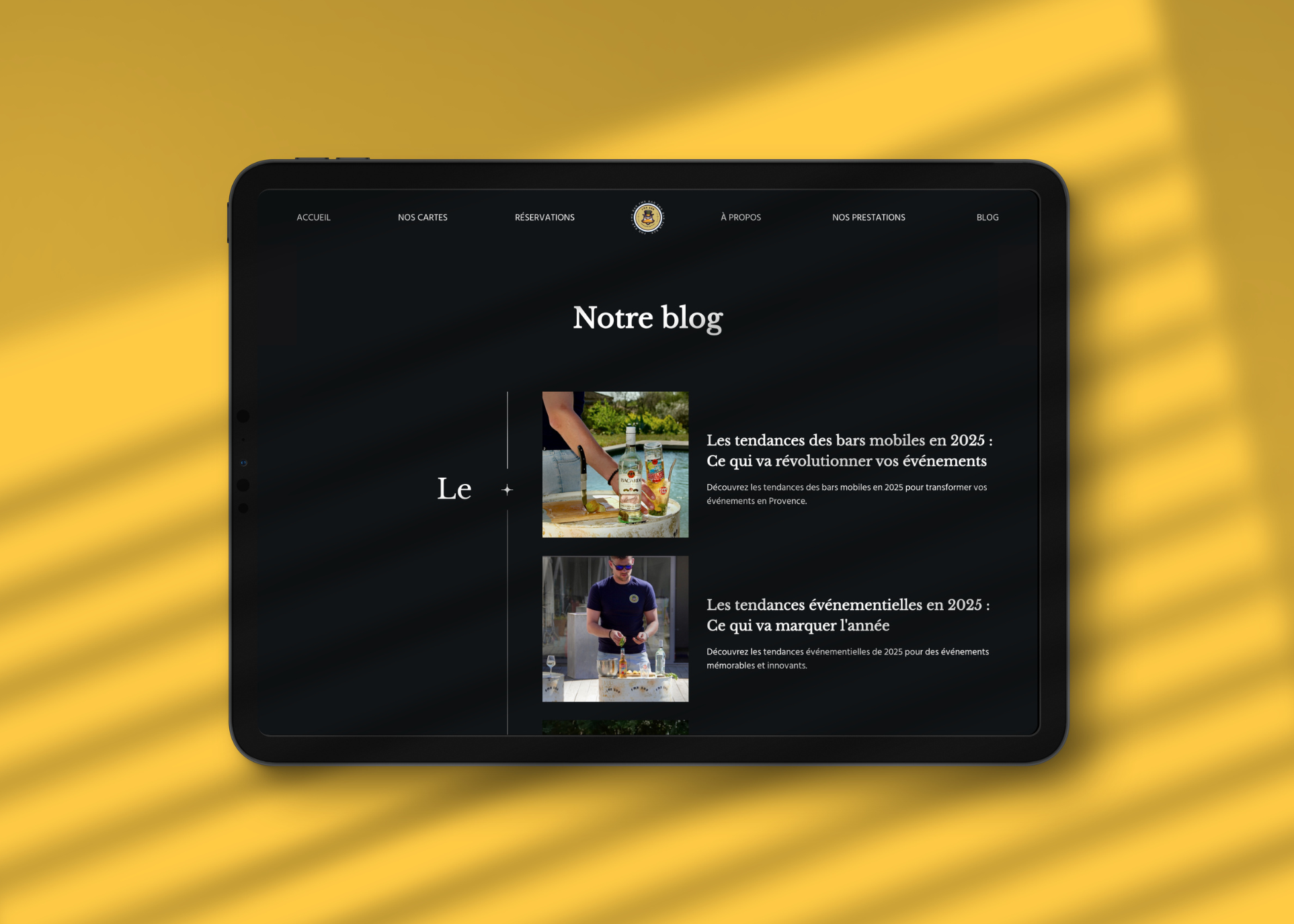 Écran de tablette affichant une page de blog en français sur les tendances des bars mobiles et événements en 2025, avec deux articles et images associées.
