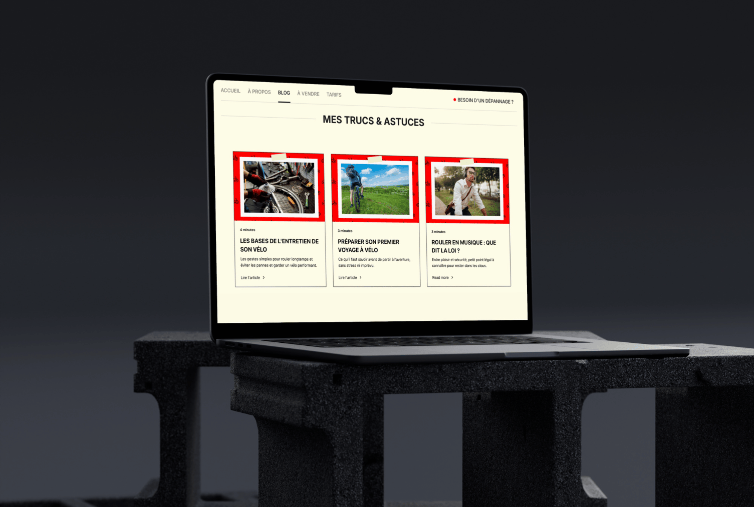 Ordinateur portable affichant une page web en français avec trois articles de blog sur l'entretien de vélo, préparer un voyage à vélo et la loi sur écouter de la musique en roulant.