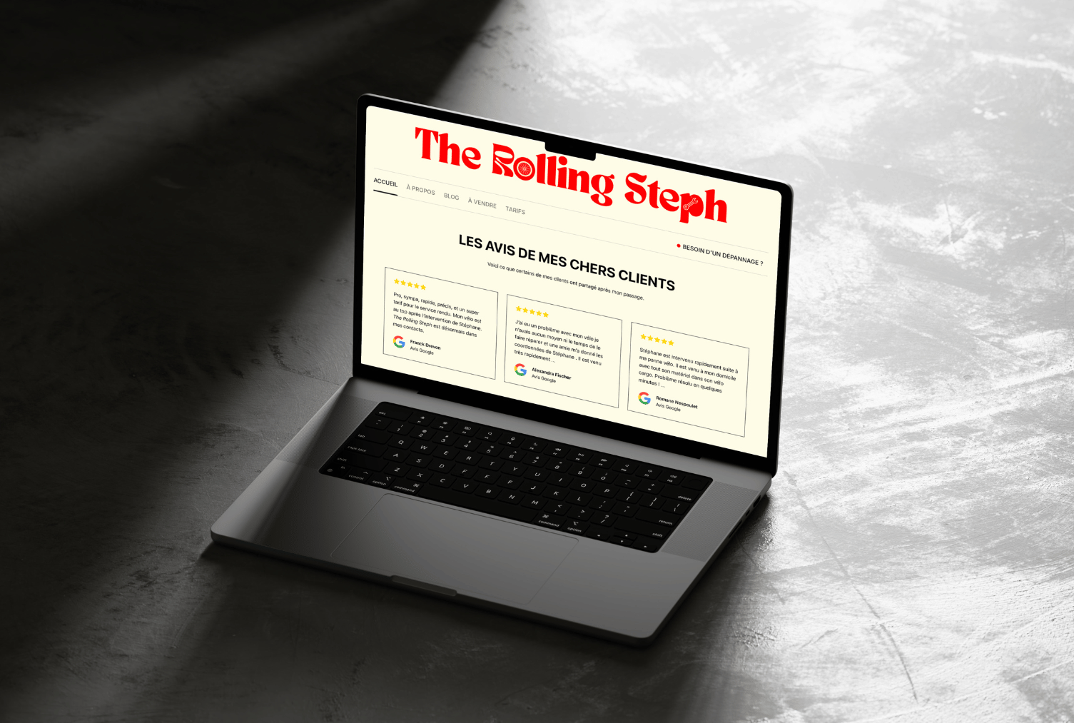 Ordinateur portable ouvert affichant la page d'avis clients du site The Rolling Steph avec trois critiques positives en français.
