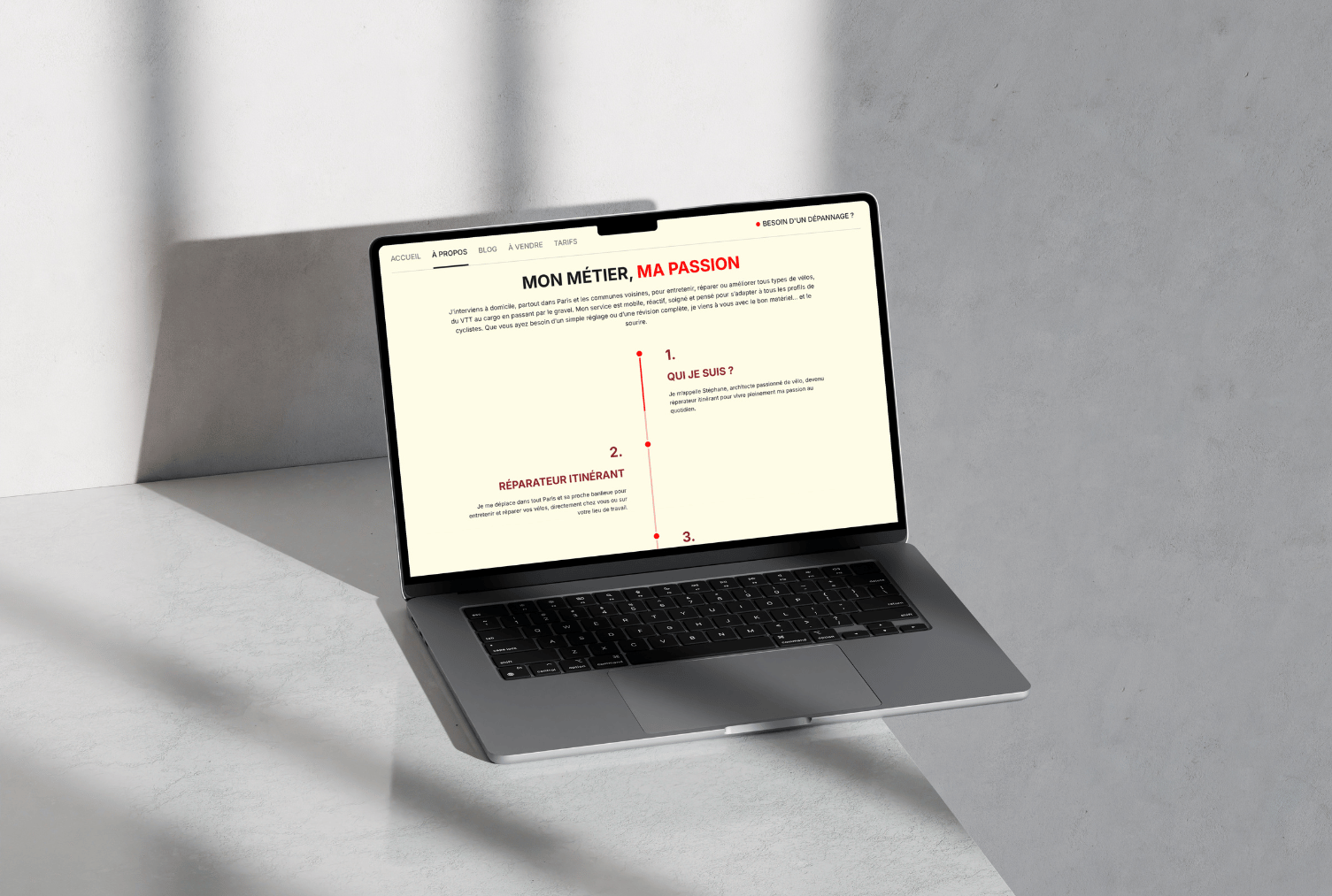 Ordinateur portable affichant une page web en français avec le titre « Mon métier, ma passion » et des sections sur un réparateur de vélos itinérant.