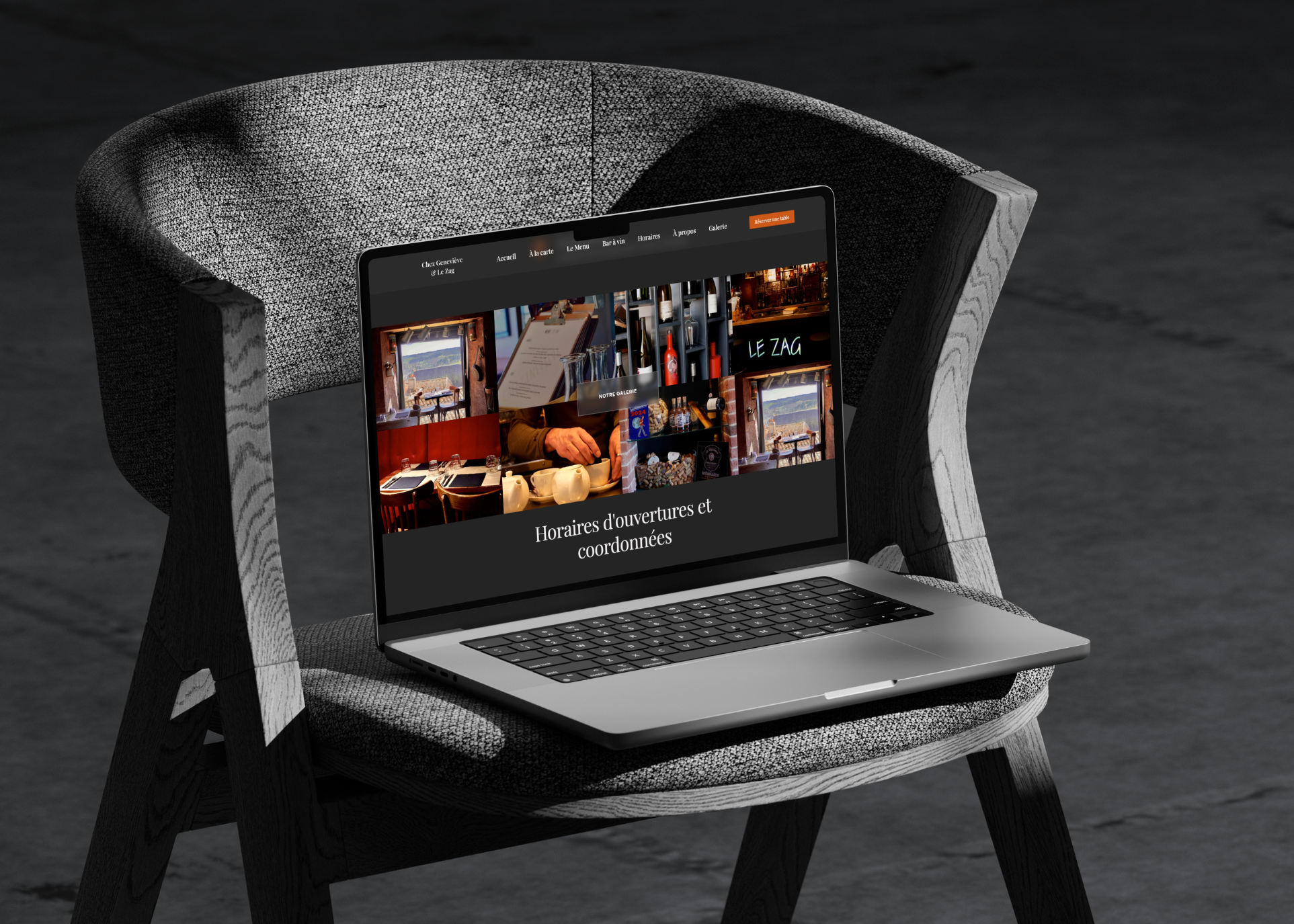 Ordinateur portable affichant une page web d'un restaurant avec des images et le texte 'Horaires d'ouvertures et coordonnées' sur une chaise grise en tissu.