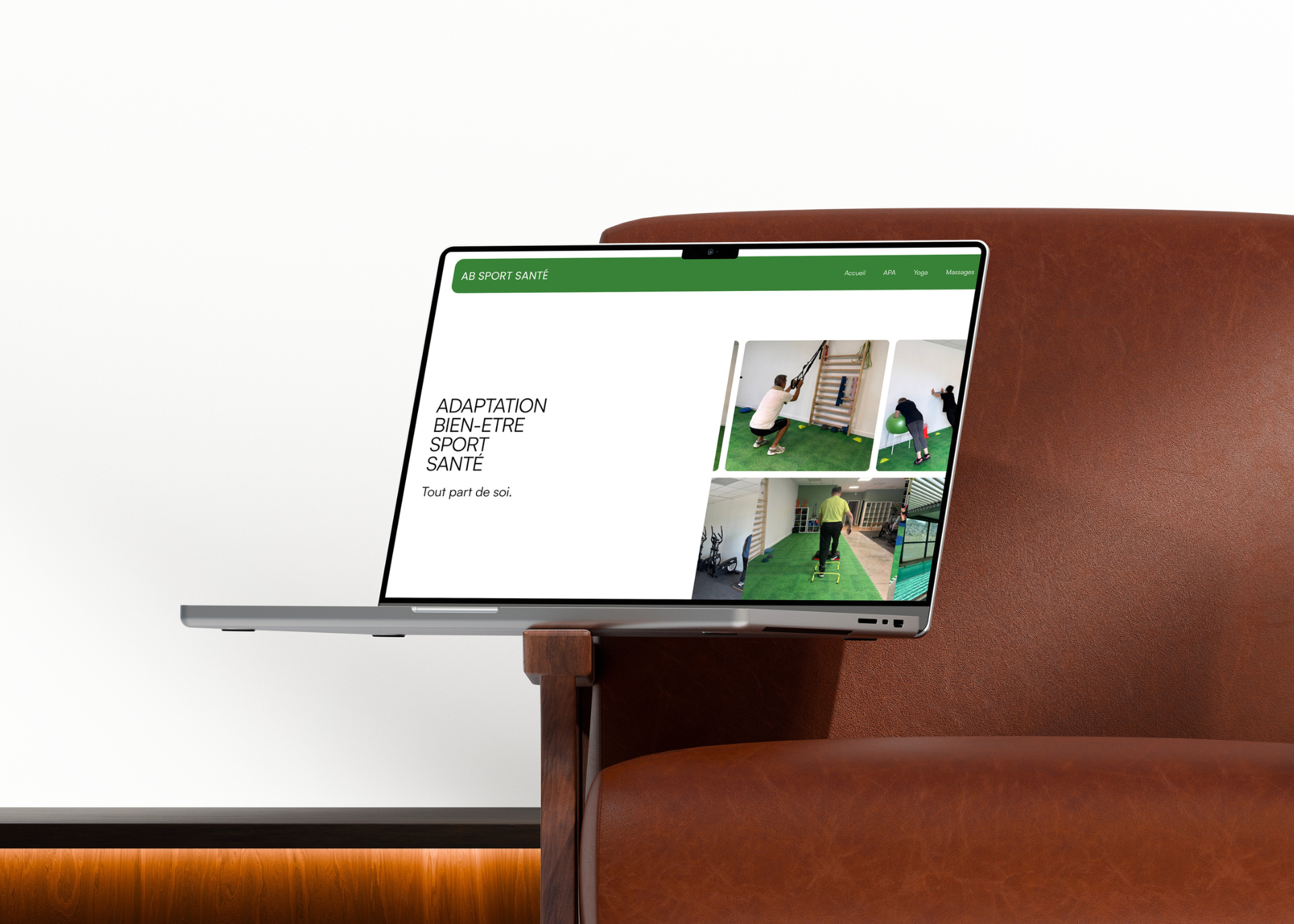 Ordinateur portable affichant la page d'accueil du site AB Sport Santé avec des photos de personnes faisant des exercices d'adaptation et bien-être sport santé.