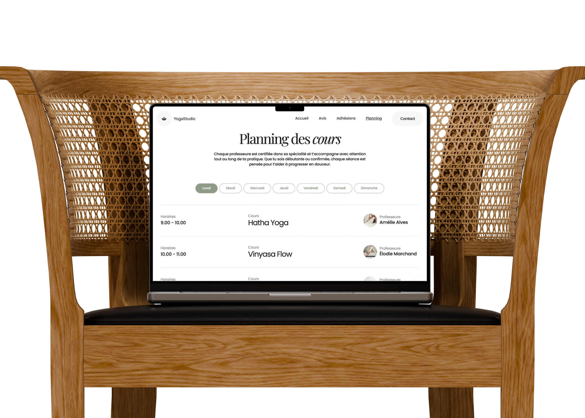 Ordinateur portable affichant le planning des cours de yoga, avec horaires, types de cours et noms des professeurs, posé sur une chaise en bois avec assise noire et dossier en osier.