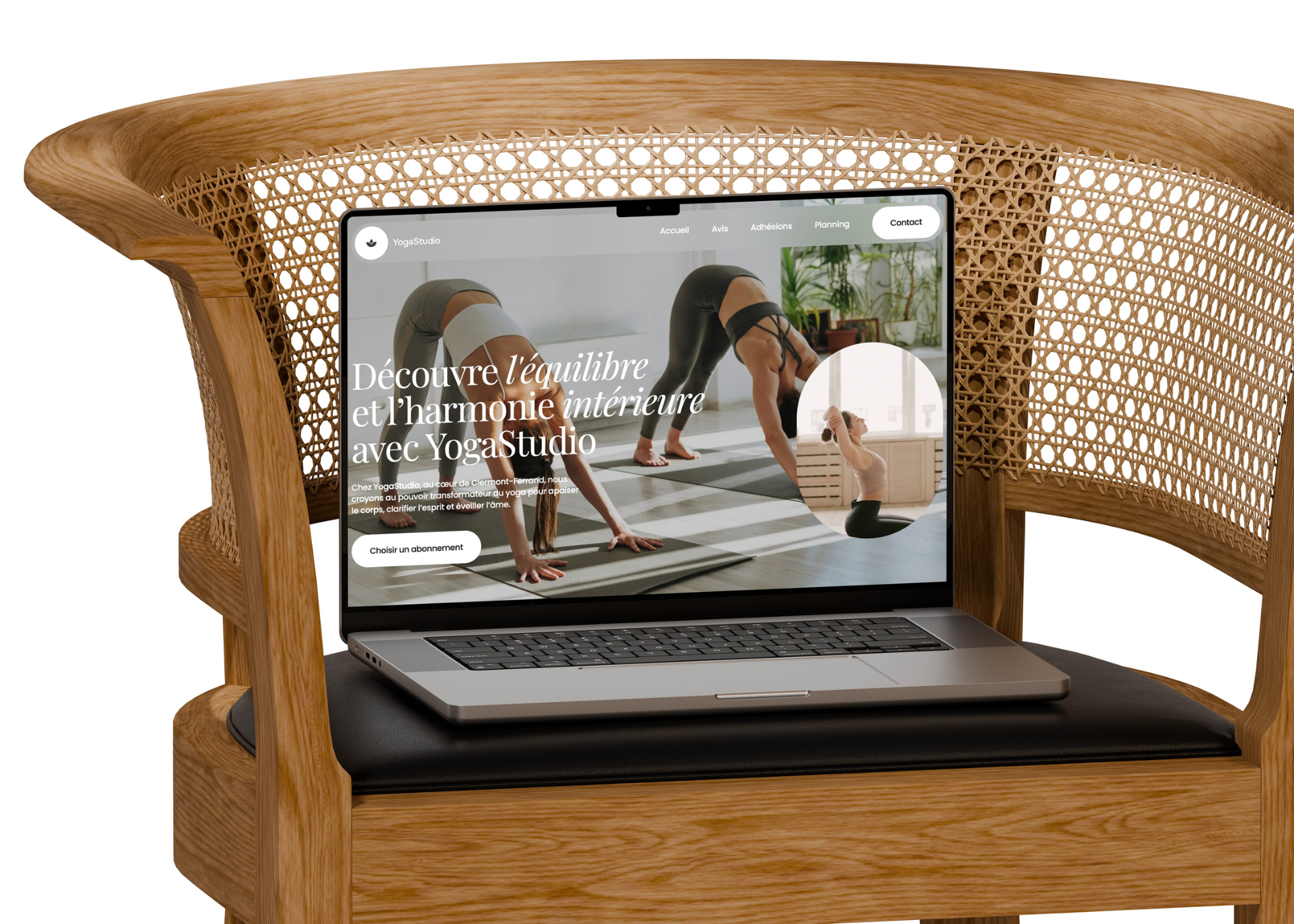 Ordinateur portable ouvert posé sur une chaise en bois avec un site web de YogaStudio affiché, montrant des femmes en position de yoga.