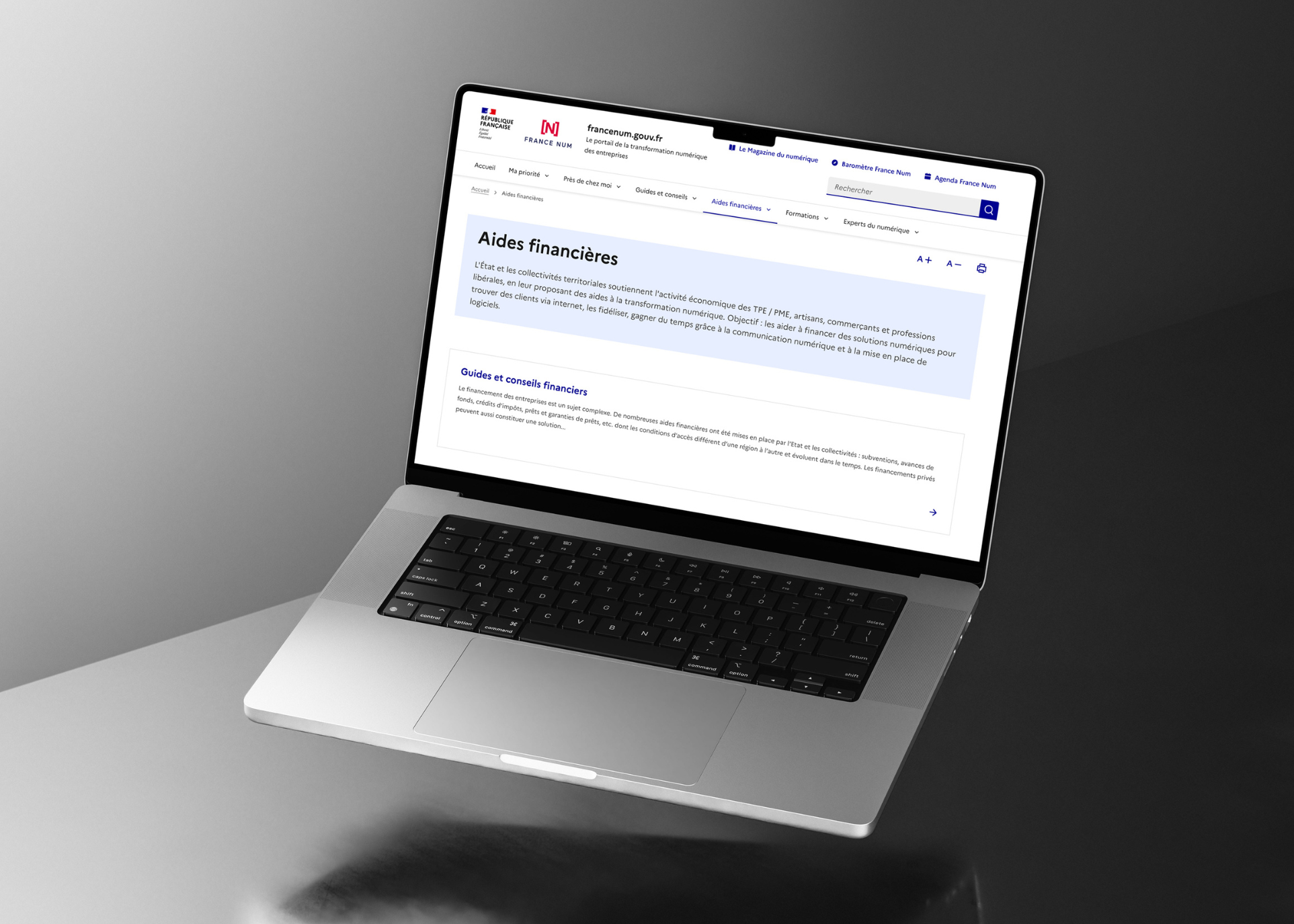 Ordinateur portable affichant la page web d'aides financières du site francenum.gouv.fr avec texte explicatif sur le soutien à la transformation numérique des entreprises.