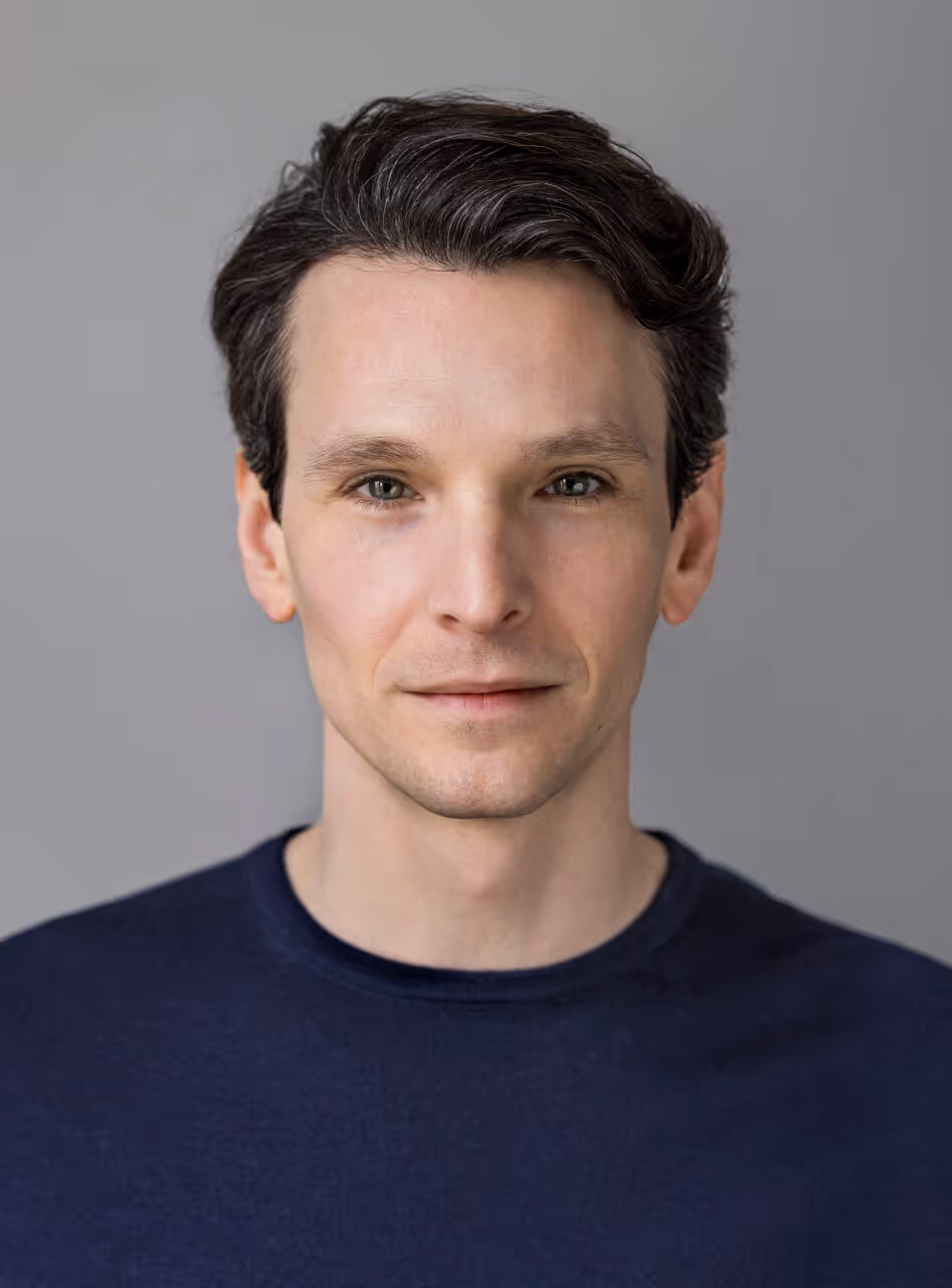 sabin tambrea, autor und schauspieler