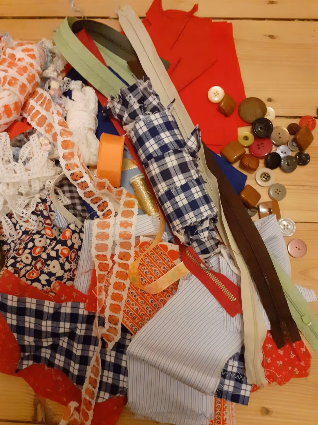 Textile Reste wie z.B. Stoffreste und Knöpfe