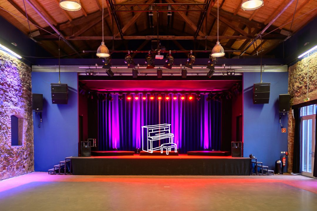 Foto der Bühne in der Scheune des Mritzhofs