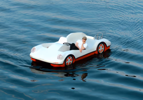 Fred Costea sitzt in einem Boot, welches die Form von einem Auto hat und von Wasser umgebenen ist.