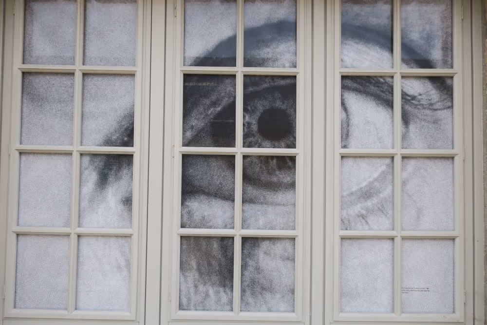 Ein Bild von einem Auge hinter einem Fenster. 