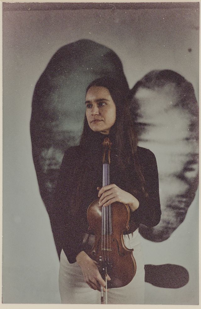 Ein Bild von Izabela Kałduńskald mit ihrer Geige. 