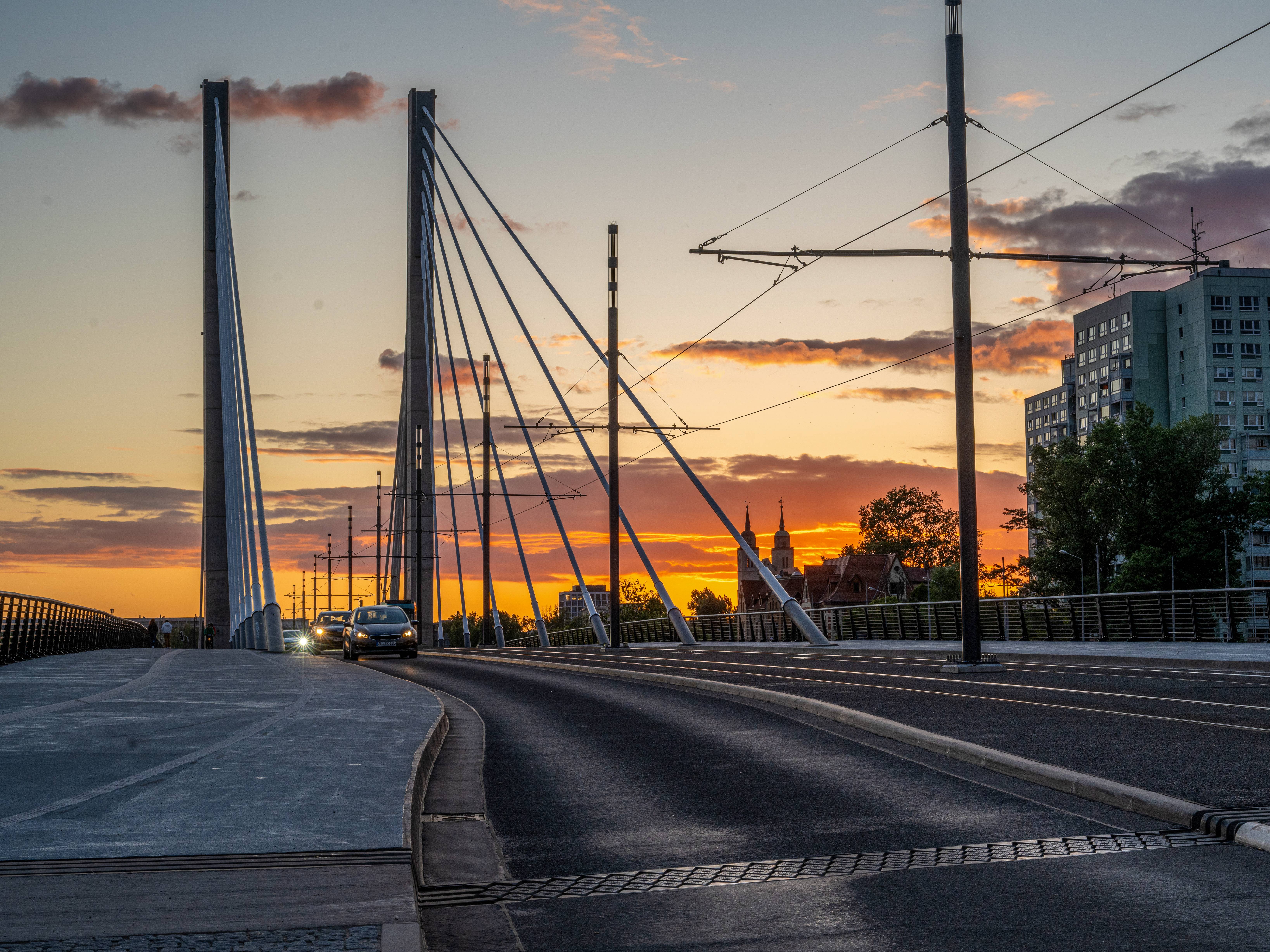 Ein Foto der Kaiser-Otto-Brücke in Magdeburg.