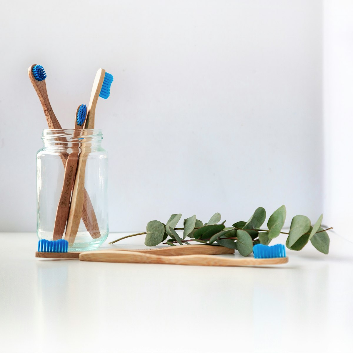 Electric and manual toothbrush comparison for everyday oral hygiene