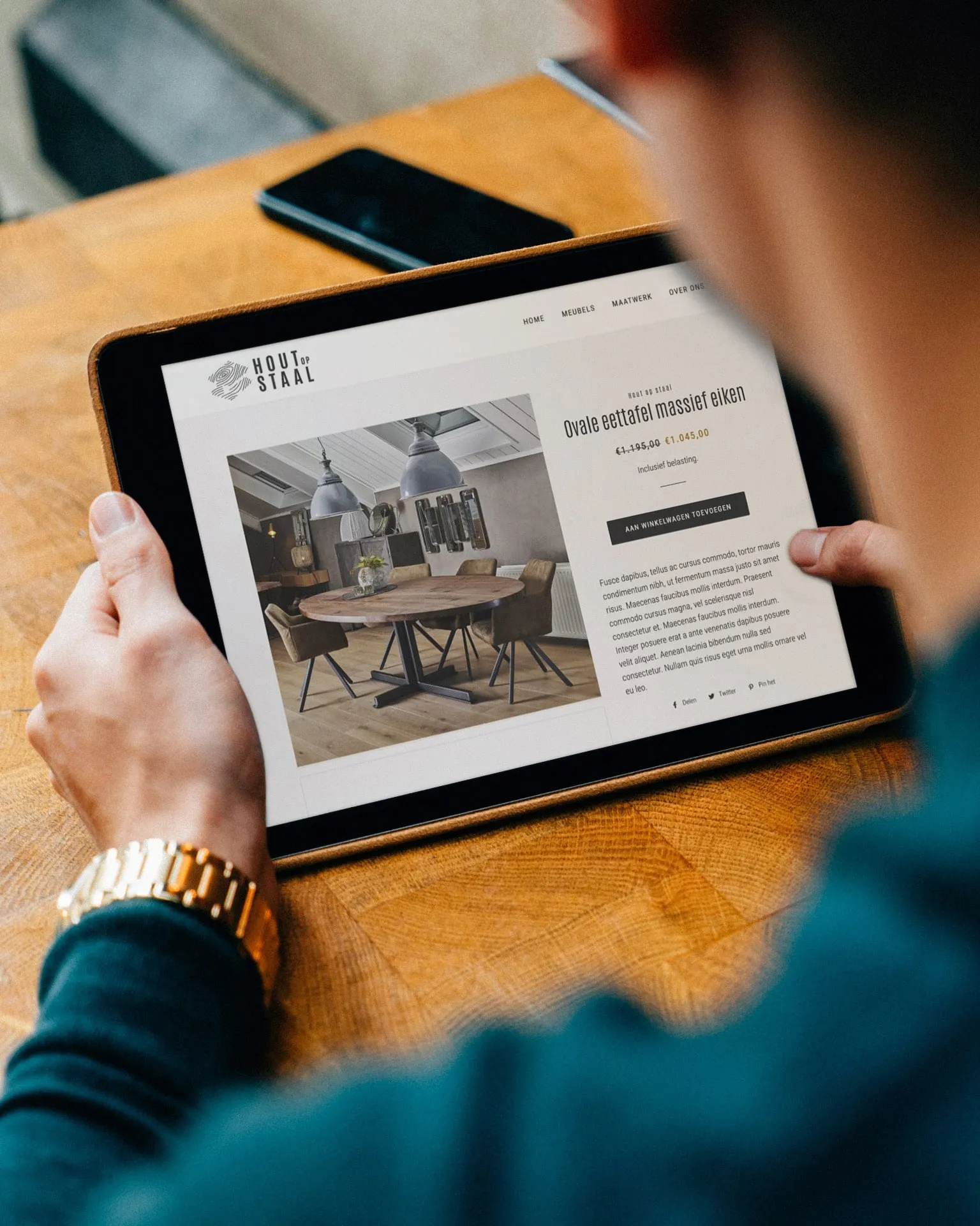 persoon met tablet met website