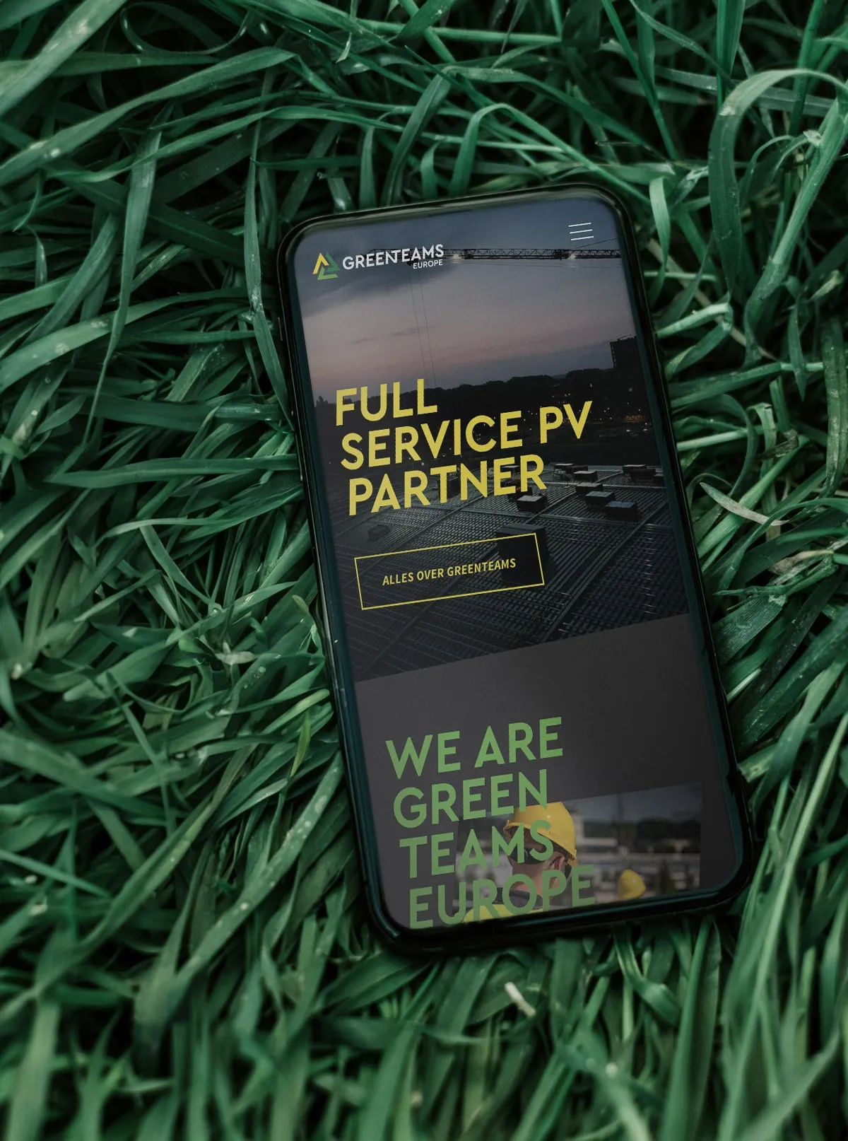 mobiel in het gras met website