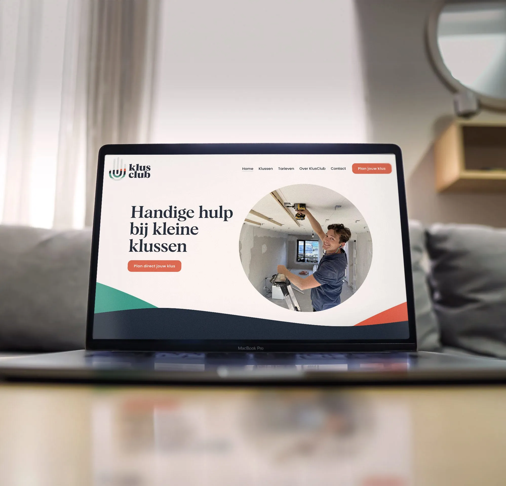 laptop met klusclub website op scherm