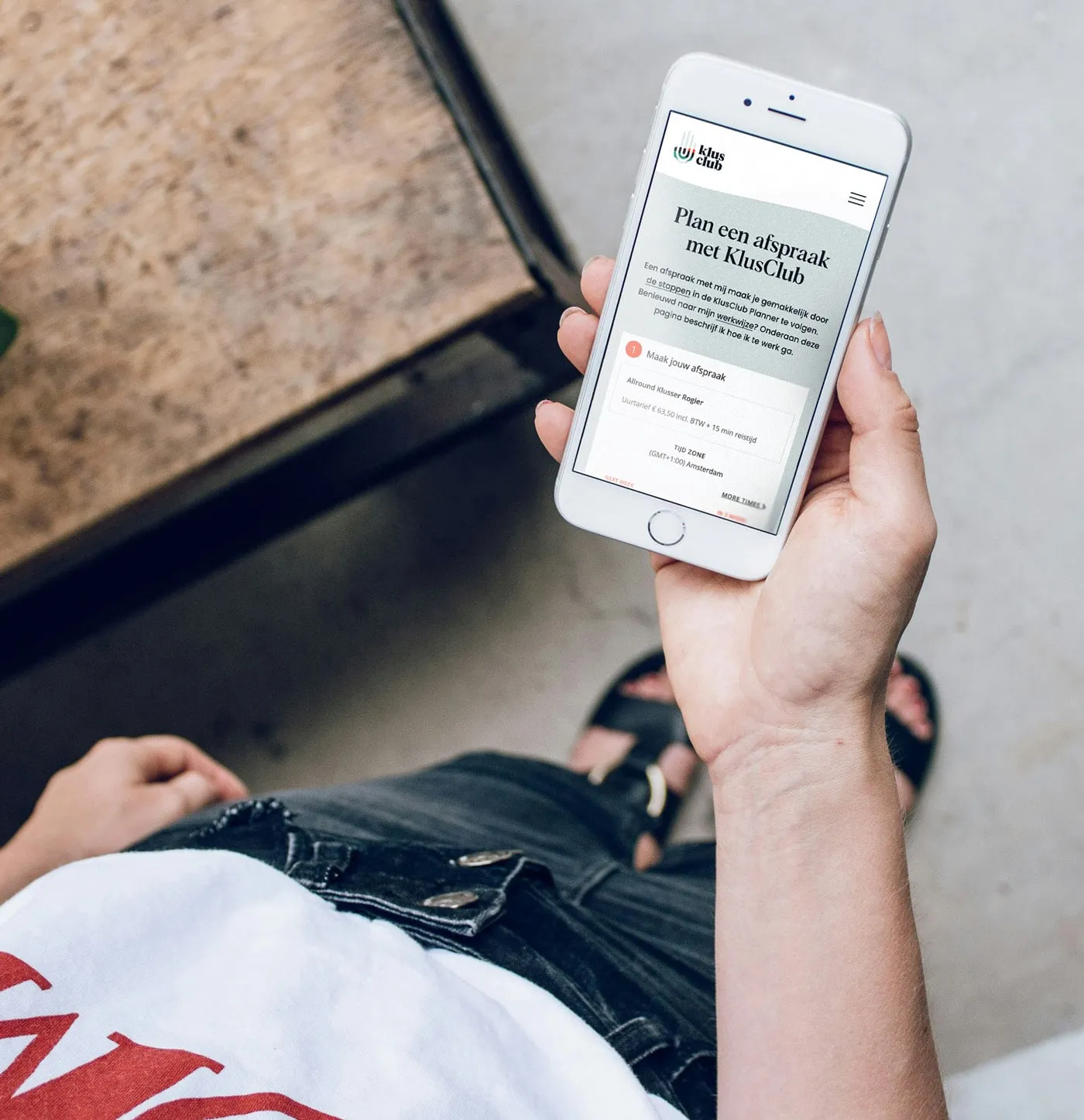 vrouw met mobiel met website