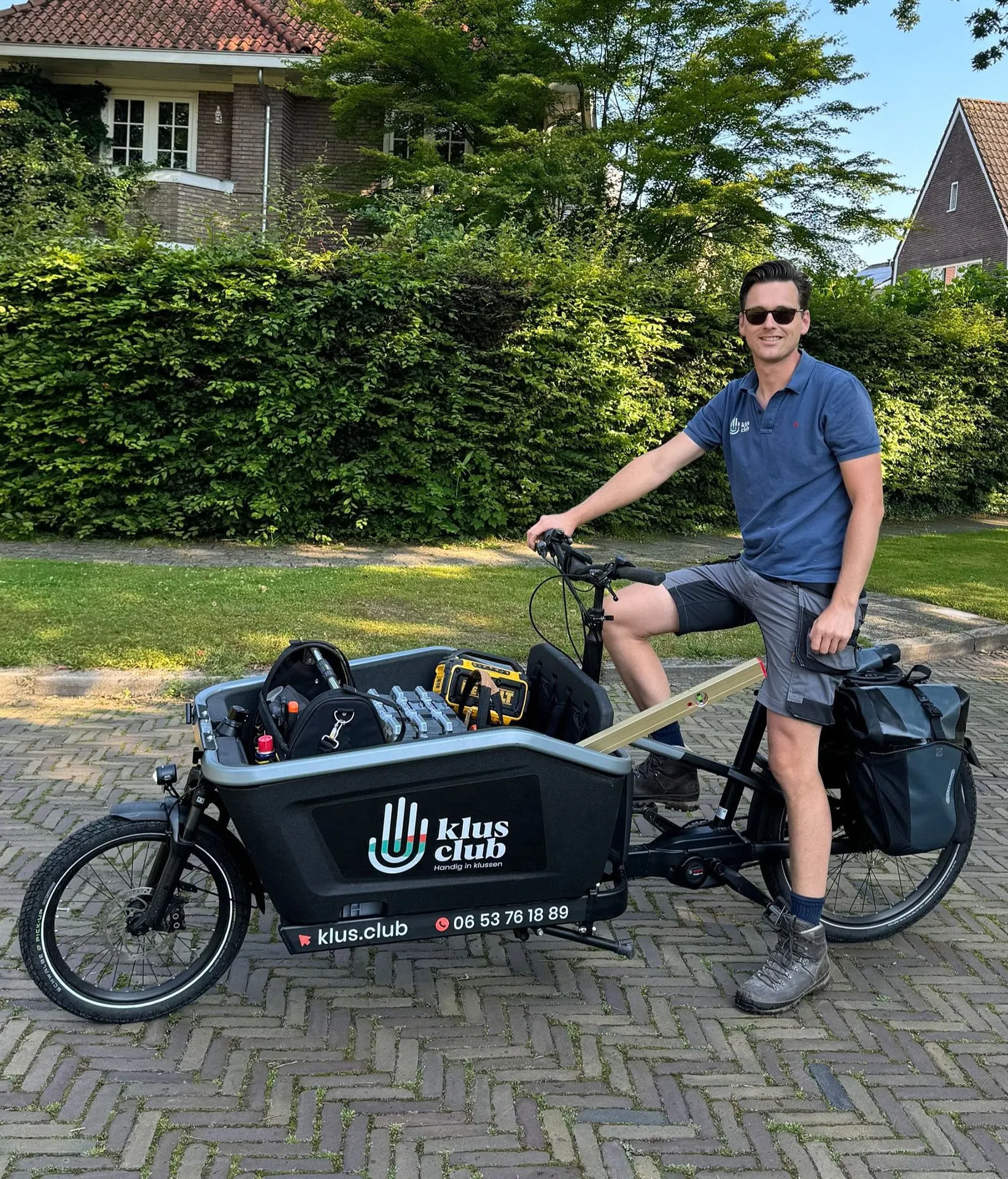 man op bakfiets met logo