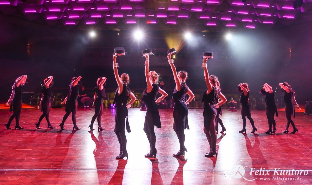 Schüler der Ballettschule bei einem Bühnenauftritt