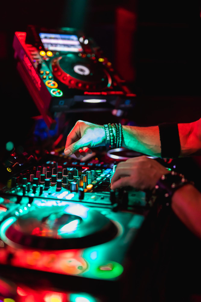 Close up van dj gear en handen van de artiest tijdens de set van Kookplaat