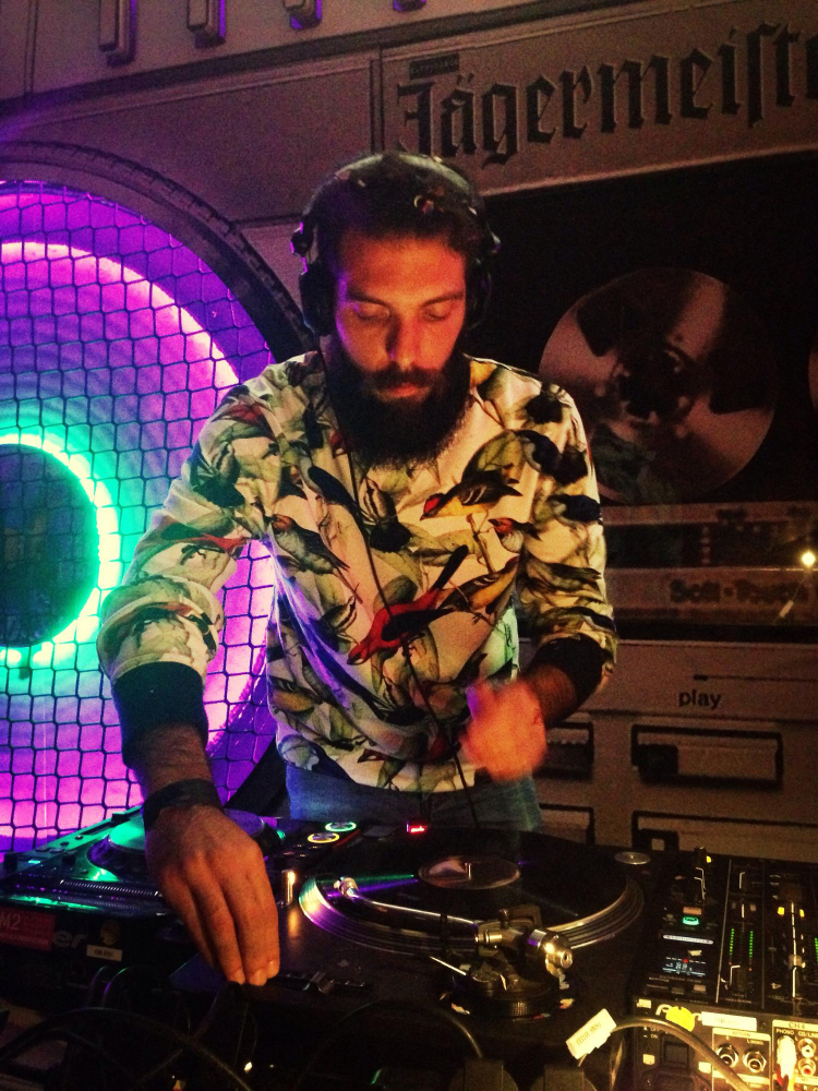 Camera team legt de dj set vast vanuit verschillende hoeken bij Kookplaat