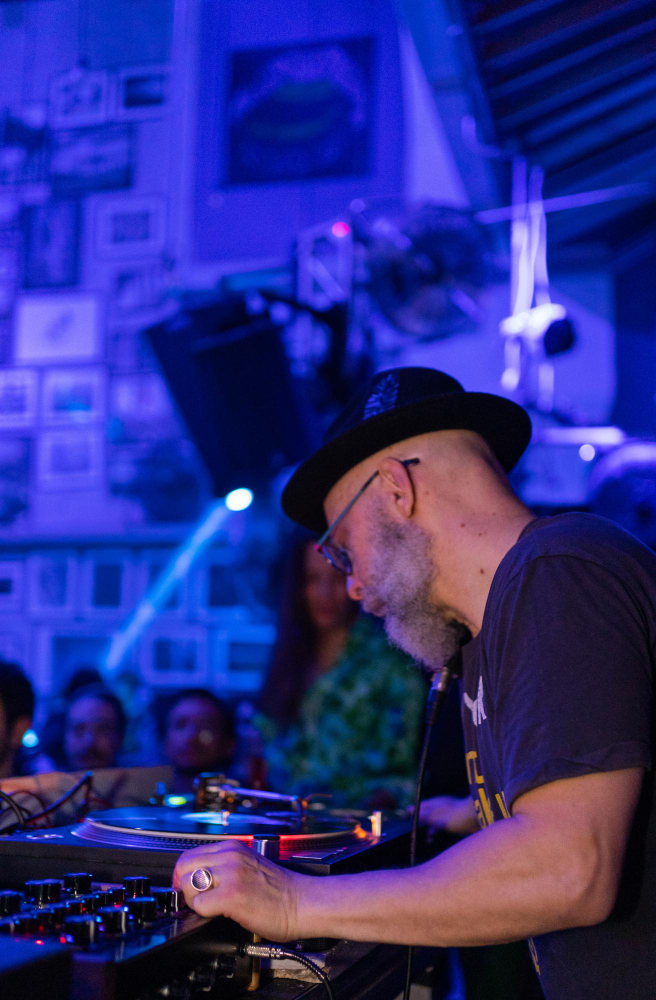 Opkomende dj artiest achter de decks tijdens de Kookplaat showcase