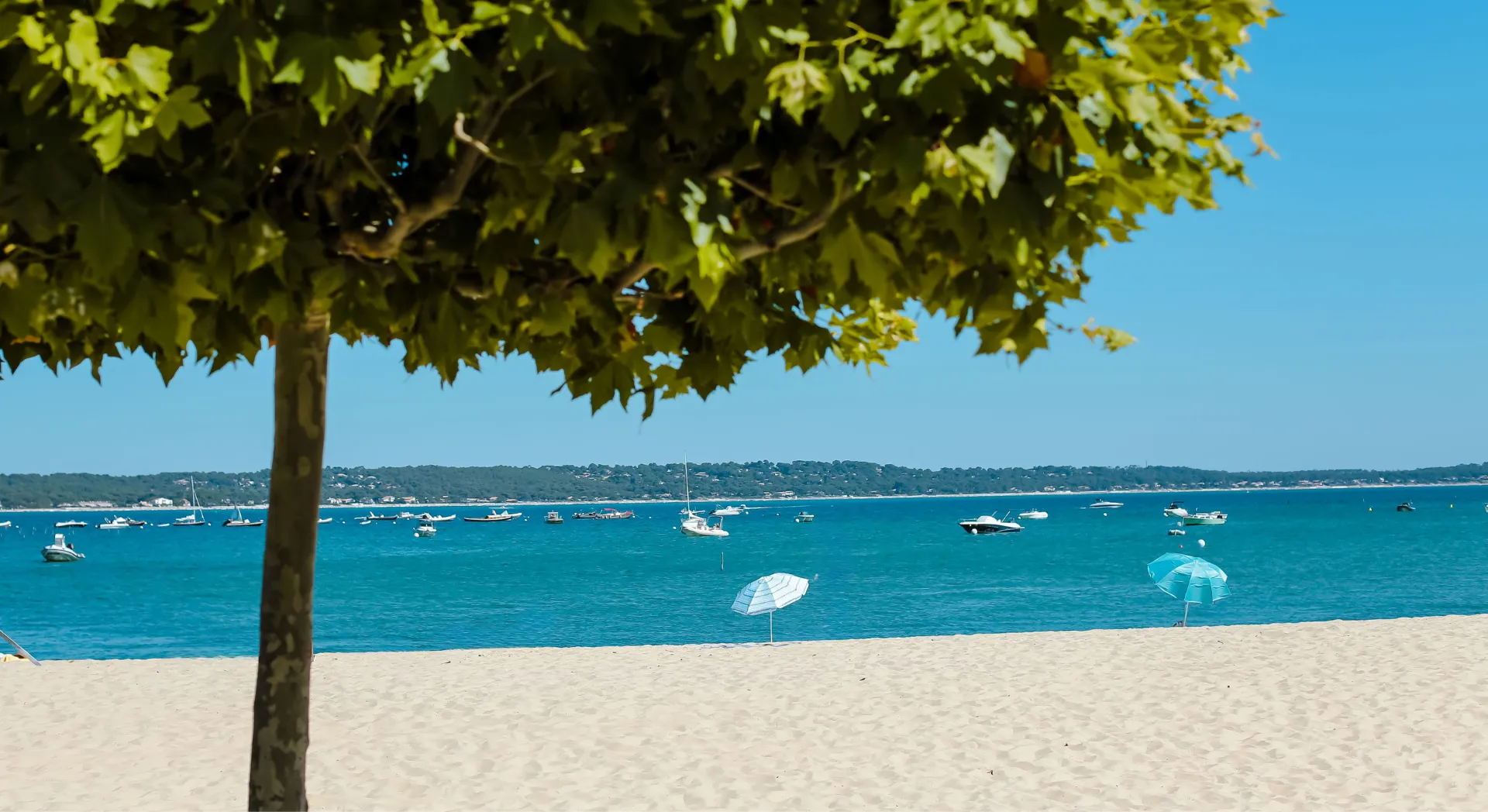 Plage du Cap Ferret face au bassin d’Arcachon à marée haute.