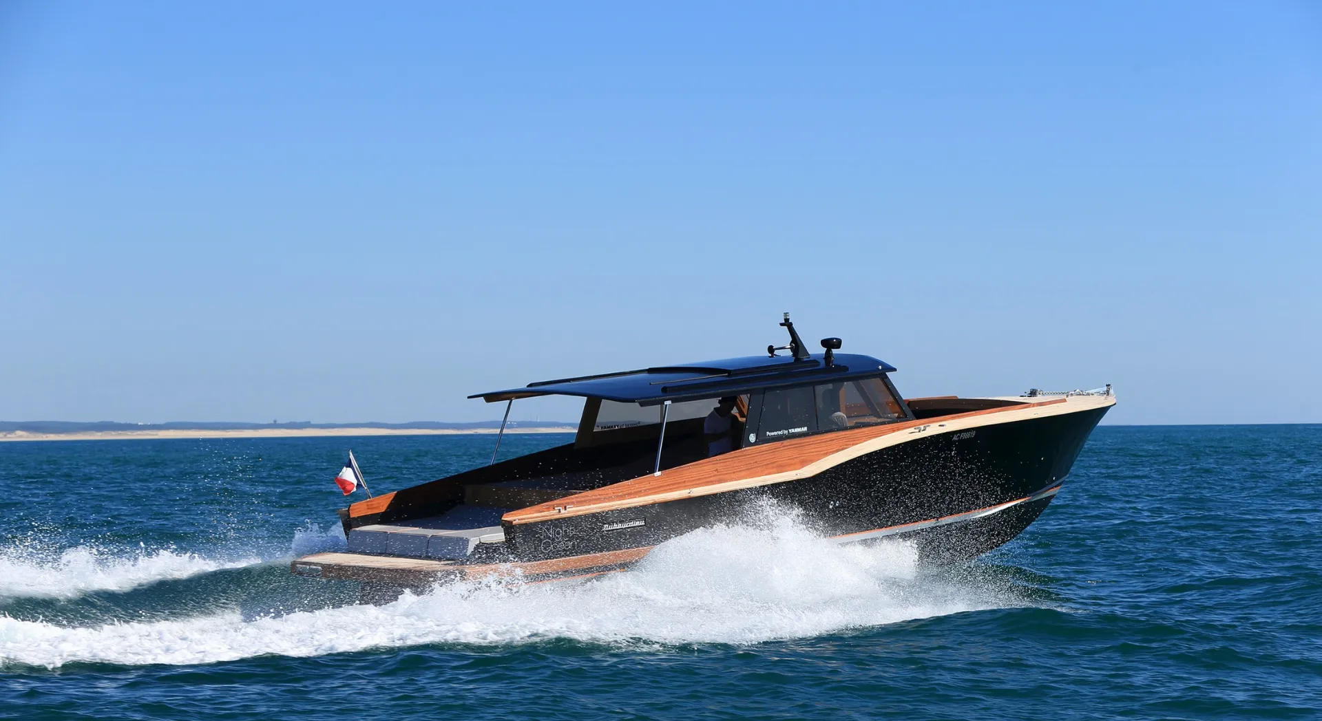 Bateau avec skipper naviguant sur le bassin d’Arcachon au Cap Ferret.
