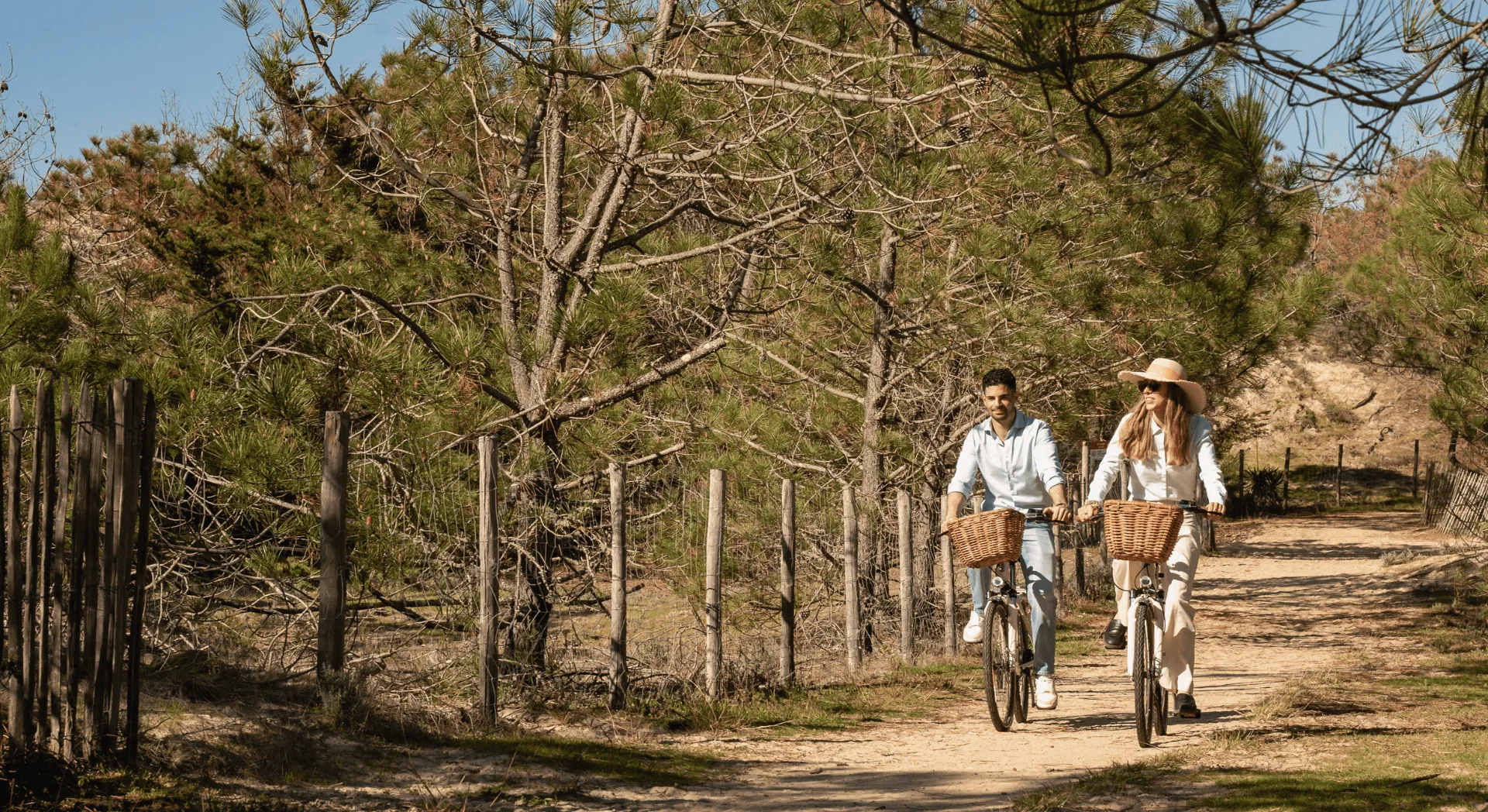 Balade à vélo sur une piste cyclable dans la pinède du Cap Ferret.