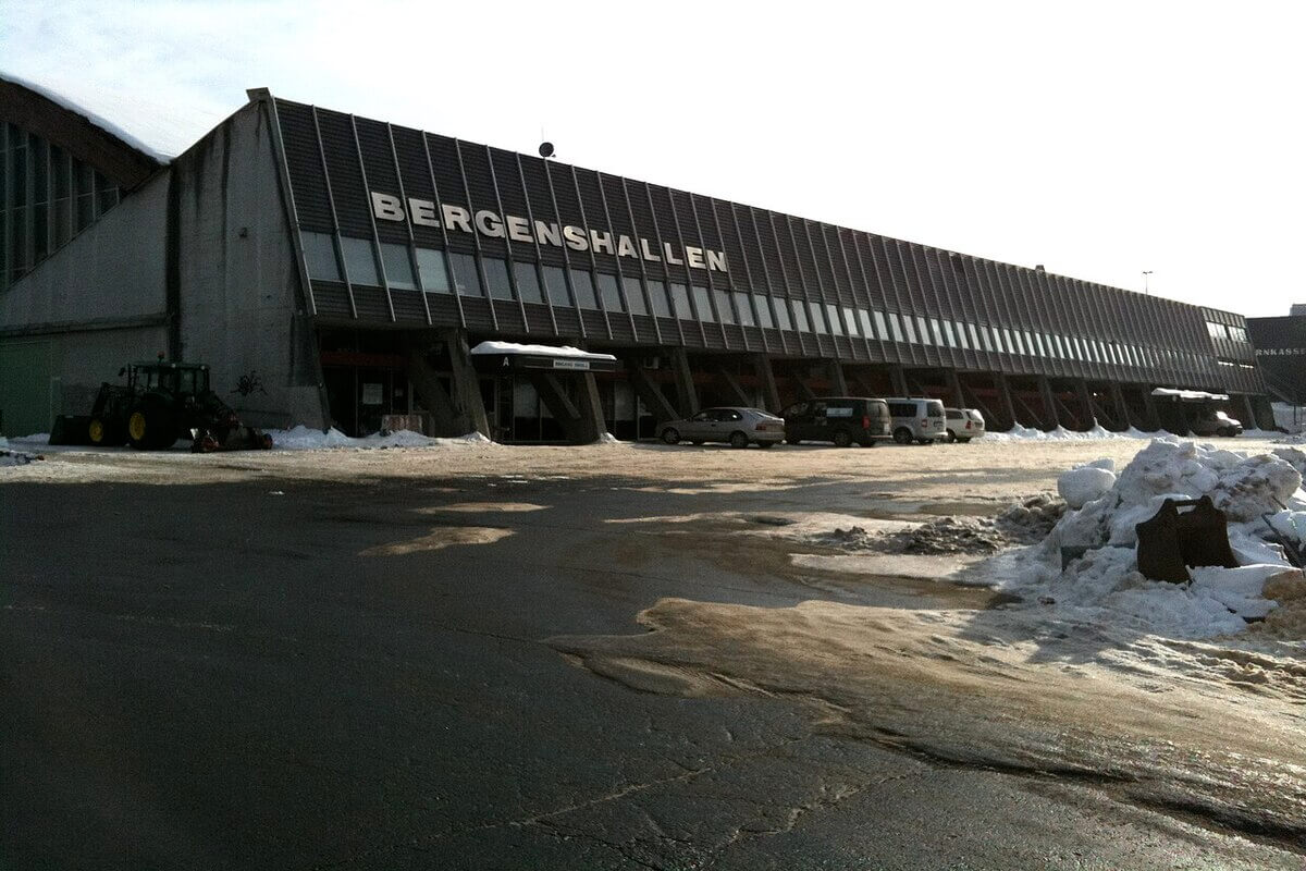 Bergenshallen på Slettebakken en vinterdag, med snø på bakken og biler parkert utenfor hallen