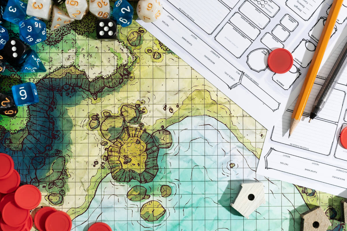 Nærbilde av en brettspillplate med sjetonger og blyanter