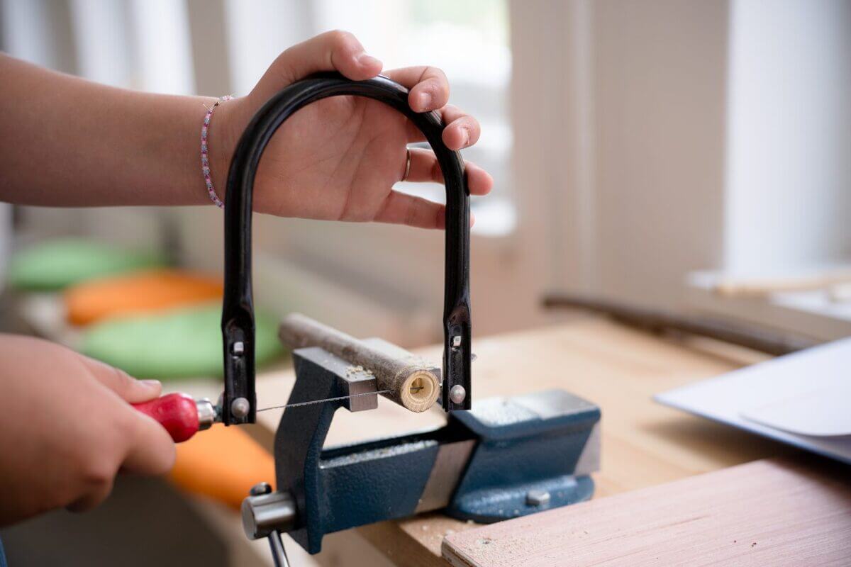 Hobbybuesag som sager i et trestykke som illustrasjonsbilde for Treventyret i Tønsberg