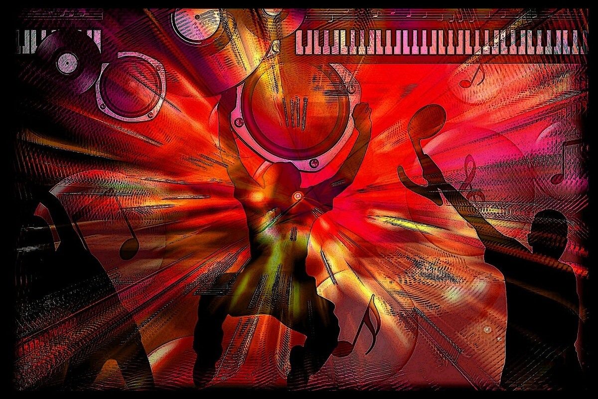 Delvis abstrakt bilde med sterk rød bakgrunn og konturer av en person som holder en stor og flat tromme over hodet