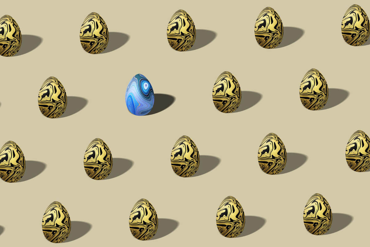 Et blåmalt kunstegg midt blant flere gull- og sortmalte kunstegg som illustrasjonsbilde for påskeaktiviteter på Henie Onstad Kunstmuseum