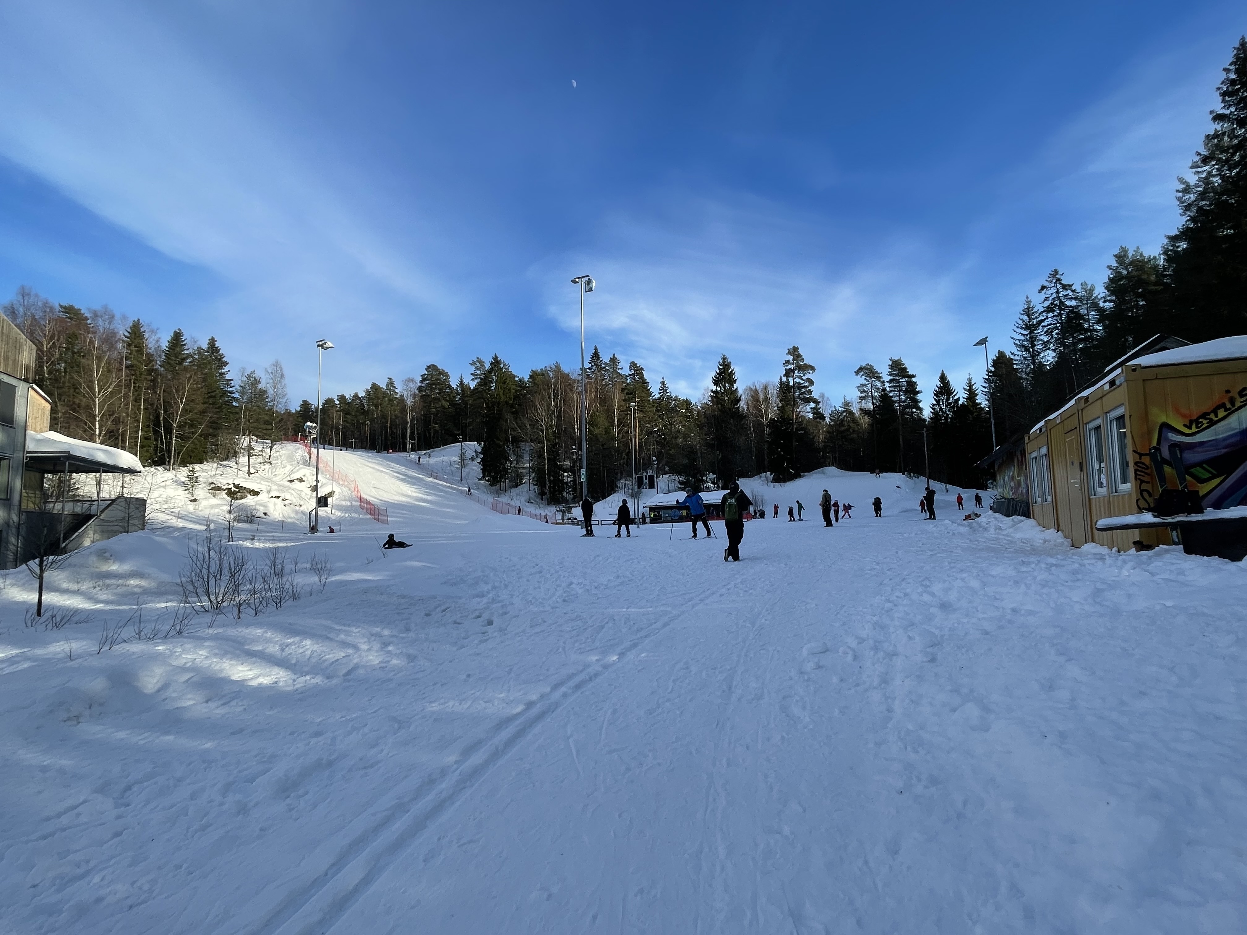 Liabakken skisenter en skyfri vinterdag, skibakken og boder som illustrasjonsbilde for familieskidag i Liabakken med Skiforeningen og OBOS 