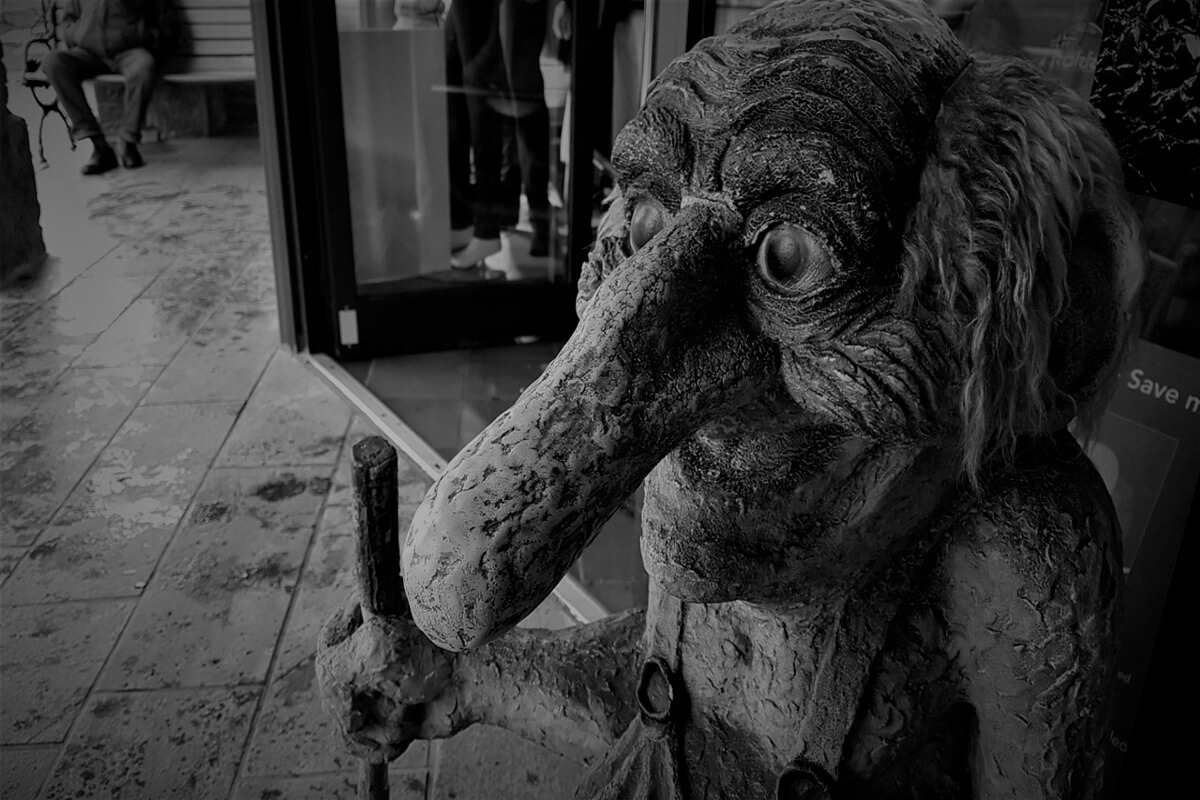 Troll skåret ut i tre