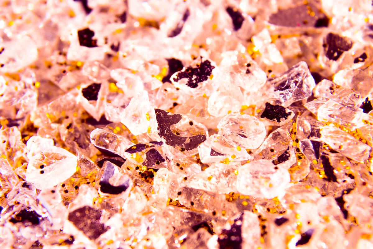 Mineraler som skinner og fyller hele bildet som illustrasjonsbilde for Geologiens dag på Naturhistorisk museum