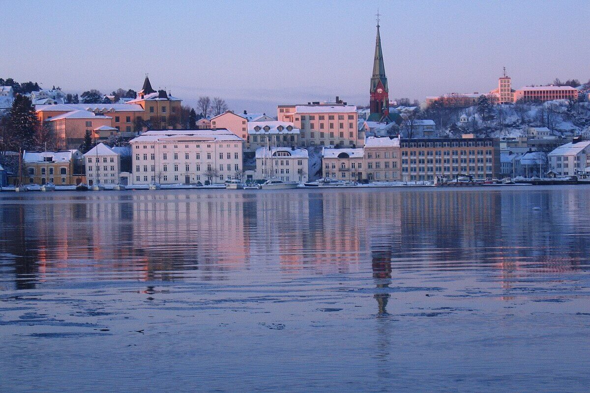 Tyholmen i Arendal med det gamle rådhuset og kirken fotografert fra sjøen en vinterdag, som illustrasjonsbilde for Barnas Superlørdag under Arendal Vinterfestival