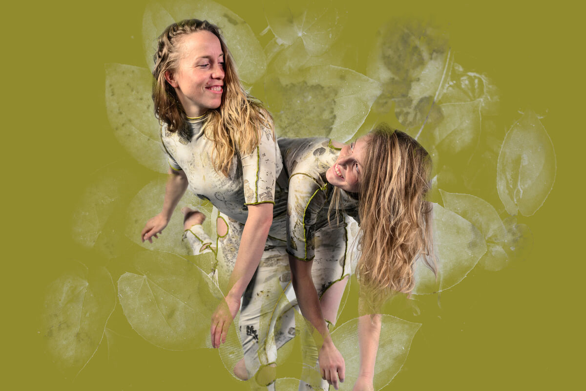 To damer med langt hår og samme kjole i dans mot en olivegrønn bakgrunn som illustrasjonsbilde til forestillingen Gro på Kloden Teater