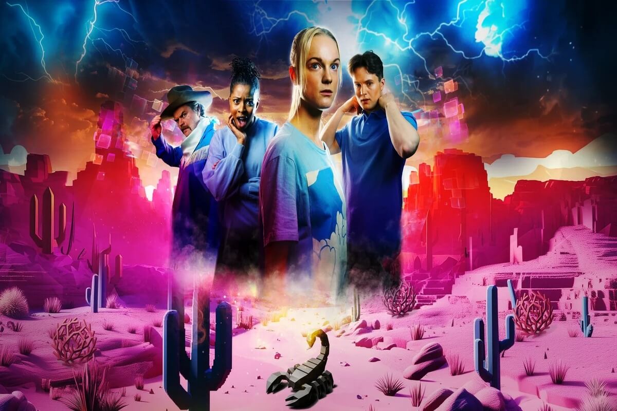 Fire skuespillere står i et fargerikt, digitalt ørkenlandskap med lyn på himmelen i promotasjonsbildet til familieforestillingen «Skorpionens spill – i skyggen av Roblox»