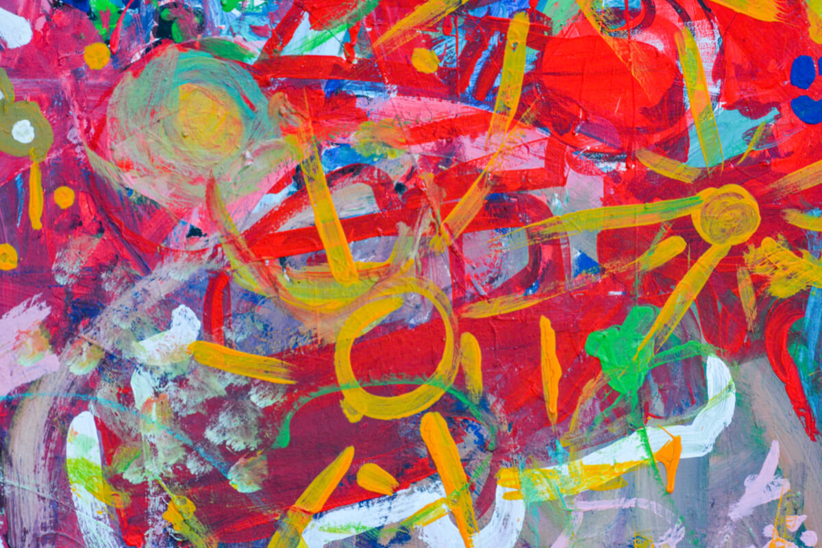 Fargerikt abstrakt maleri med røde, gule, grønne og blå penselstrøk i ulike retninger og former på en strukturert bakgrunn som illustrasjonsbilde for familieomvisning og verksted i Bergen Kunsthall