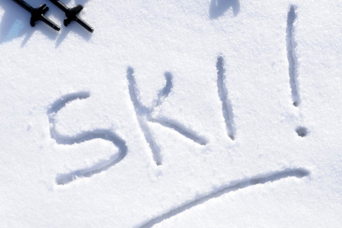 Ordet SKI skrevet i snøen som illustrasjonsbilde for beskrivelsen av Skiforeningens vinterferieaktiviteter på Skullerud